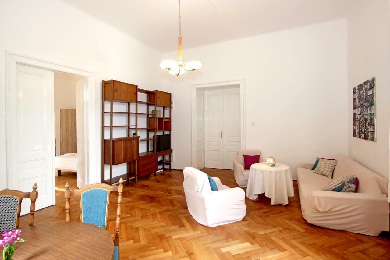 Apartment In The Top Center Of Old Town Pula Bagian luar foto