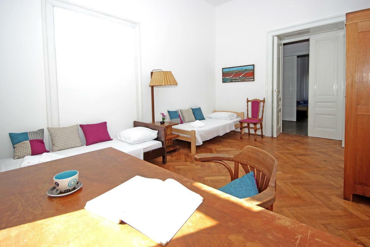 Apartment In The Top Center Of Old Town Pula Bagian luar foto