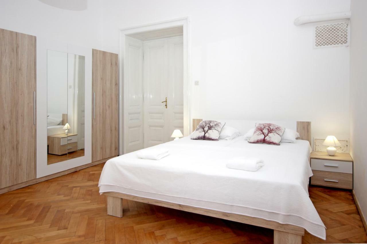 Apartment In The Top Center Of Old Town Pula Bagian luar foto